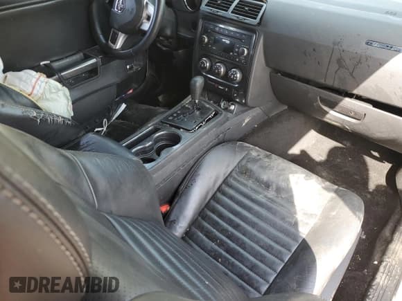 ✅ 2014 Dodge Challenger SXT • VIN: 2C3CDYAG4EH210023 • Lot: 77484374. Wystawiony na Copart z przebiegiem Nie podano. Bezpłatny archiwum sprzedaży aukcyjnych z USA i szczegółowy raport historii pojazdu na DreamBid. Zdjęcie 8.