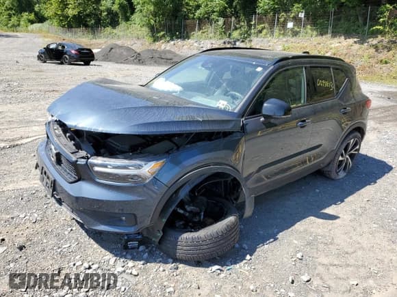 ✅ 2022 Volvo XC40 R-Design • VIN: YV4162UM6N2646308 • Lot: 61698813. Listed on Copart with 25,753 mi. Free auction sales archive from the USA and detailed vehicle history report at DreamBid. Image 1.