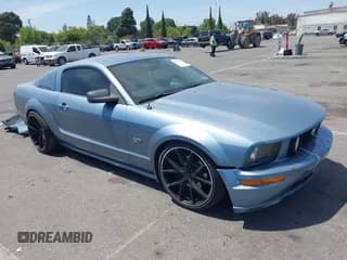 ✅ 2005 Ford Mustang GT Deluxe • VIN: 1ZVHT82H755105069 • Лот: 42333244. Опубликован ранее на IAAI с пробегом 141 682 миль. Бесплатный доступ к архиву аукционных продаж из США и подробный отчёт об истории автомобиля на DreamBid. Изображение 1.