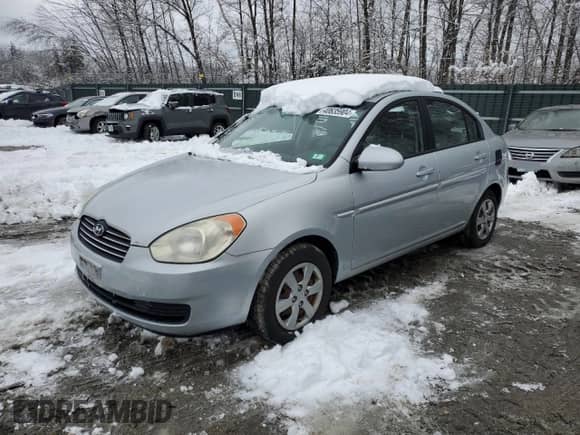 2008 Hyundai Accent GLS z VIN KMHCN46C68U182357, wystawiony jako Copart lot #40635904 z przebiegiem 54 920 mil mil oraz Czysty tytuł • Clean title. Historia ofert i sprzedaży dostępna na DreamBid. Obrazek 1.