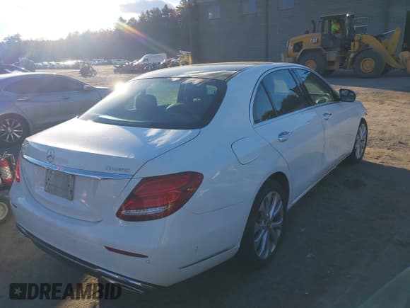 ✅ 2018 Mercedes-Benz E 300 • VIN: WDDZF4KB4JA354178 • Lot: 43565308. Wystawiony na IAAI z przebiegiem 111 984 mil. Bezpłatny archiwum sprzedaży aukcyjnych z USA i szczegółowy raport historii pojazdu na DreamBid. Zdjęcie 4.