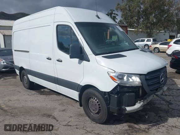 ✅ 2022 Mercedes-Benz Sprinter Cargo • VIN: W1Y4EBHY8NT108294 • Lot: 41569188. Wystawiony na IAAI z przebiegiem 140 854 mil. Bezpłatny archiwum sprzedaży aukcyjnych z USA i szczegółowy raport historii pojazdu na DreamBid. Zdjęcie 1.