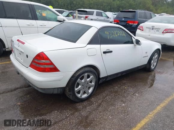 ✅ 1999 Mercedes-Benz SLK 230/320 • VIN: WDBKK47F3XF081831 • Lot: 43262302. Wystawiony na IAAI z przebiegiem 72 820 mil. Bezpłatny archiwum sprzedaży aukcyjnych z USA i szczegółowy raport historii pojazdu na DreamBid. Zdjęcie 4.
