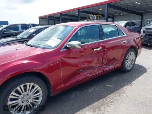 ✅ 2014 Chrysler 300 C • VIN: 2C3CCAKG6EH201221 • Lot: 42763459. Wystawiony na IAAI z przebiegiem 172 218 mil. Bezpłatny archiwum sprzedaży aukcyjnych z USA i szczegółowy raport historii pojazdu na DreamBid. Zdjęcie 6.