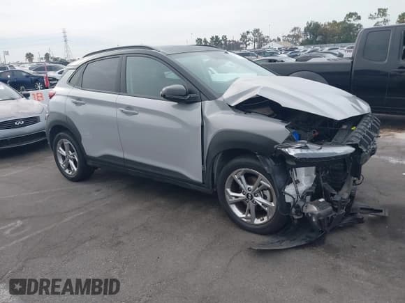 ✅ 2023 Hyundai Kona SEL • VIN: KM8K62AB7PU954861 • Лот: 43056987. Опубликован ранее на IAAI с пробегом 54 093 миль. Бесплатный доступ к архиву аукционных продаж из США и подробный отчёт об истории автомобиля на DreamBid. Изображение 1.