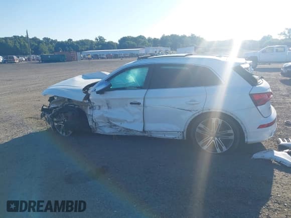 ✅ 2018 Audi SQ5 Prestige • VIN: WA1C4AFY5J2015324 • Lot: 43041809. Wystawiony na IAAI z przebiegiem 93 009 mil. Bezpłatny archiwum sprzedaży aukcyjnych z USA i szczegółowy raport historii pojazdu na DreamBid. Zdjęcie 14.