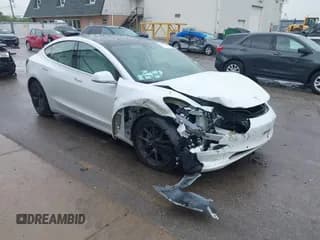 ✅ 2020 Tesla Model 3 Standard Range Plus • VIN: 5YJ3E1EA7LF599054 • Lot: 42359723. Wystawiony na IAAI z przebiegiem 104 088 mil. Bezpłatny archiwum sprzedaży aukcyjnych z USA i szczegółowy raport historii pojazdu na DreamBid. Zdjęcie 1.