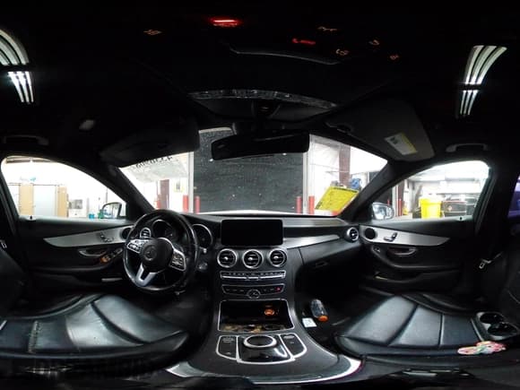 ✅ 2019 Mercedes-Benz C 300 • VIN: 55SWF8DB8KU296164 • Lot: 43369087. Wystawiony na IAAI z przebiegiem 110 611 mil. Bezpłatny archiwum sprzedaży aukcyjnych z USA i szczegółowy raport historii pojazdu na DreamBid. Zdjęcie 18.