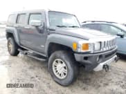 ✅ 2009 Hummer H3 SUV • VIN: 5GTEN13E998115773 • Лот: 83331834. Опубликован ранее на Copart с пробегом 246 122 миль. Бесплатный доступ к архиву аукционных продаж из США и подробный отчёт об истории автомобиля на DreamBid. Изображение 4.