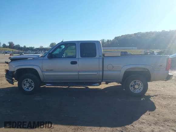 ✅ 2005 Chevrolet Silverado 2500HD LS • VIN: 1GCHK29U65E151661 • Lot: 43589957. Wystawiony na IAAI z przebiegiem 121 533 mil. Bezpłatny archiwum sprzedaży aukcyjnych z USA i szczegółowy raport historii pojazdu na DreamBid. Zdjęcie 14.