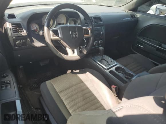 ✅ 2013 Dodge Challenger SXT • VIN: 2C3CDYAG7DH517779 • Lot: 70647364. Wystawiony na Copart z przebiegiem 208 186 mil. Bezpłatny archiwum sprzedaży aukcyjnych z USA i szczegółowy raport historii pojazdu na DreamBid. Zdjęcie 8.