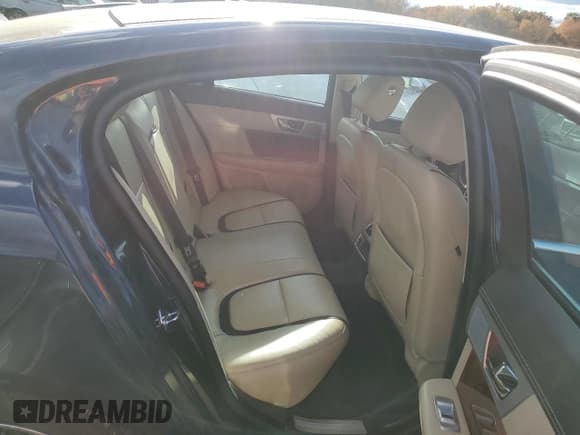 ✅ 2015 Jaguar XF Portfolio • VIN: SAJWJ0FF2F8U52269 • Lot: 82776395. Wystawiony na Copart z przebiegiem 75 958 mil. Bezpłatny archiwum sprzedaży aukcyjnych z USA i szczegółowy raport historii pojazdu na DreamBid. Zdjęcie 10.