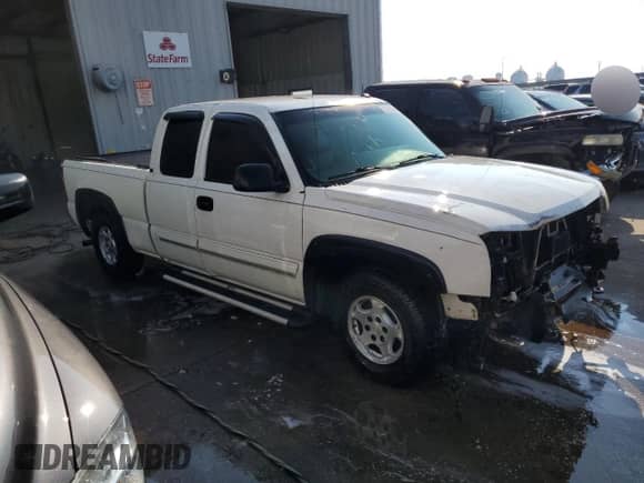 ✅ 2003 Chevrolet Silverado 1500 LS • VIN: 2GCEC19T131197995 • Lot: 69527004. Wystawiony na Copart z przebiegiem 197 471 mil mil. Skorzystaj z bezpłatnego archiwum sprzedaży aukcyjnych z USA i zobacz szczegółowy raport historii pojazdu na DreamBid. Zdjęcie 4.