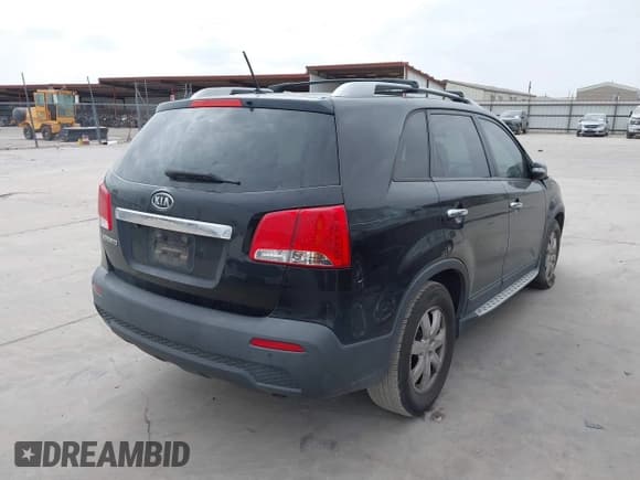 ✅ 2013 Kia Sorento LX • VIN: 5XYKT4A65DG323924 • Лот: 43502548. Опубликован ранее на IAAI с пробегом 172 709 миль. Бесплатный доступ к архиву аукционных продаж из США и подробный отчёт об истории автомобиля на DreamBid. Изображение 4.