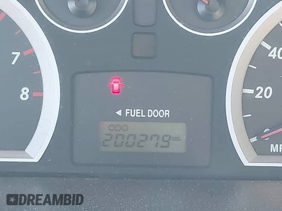 2005 Hyundai Santa Fe GLS z VIN KM8SC73E75U968818, wystawiony jako IAAI lot #43040301 z przebiegiem 200 279 mil mil oraz . Historia ofert i sprzedaży dostępna na DreamBid. Obrazek 7.