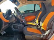 ✅ 2016 Smart fortwo Passion • VIN: WMEFJ5DA8GK068747 • Lot: 69008065. Wystawiony na Copart z przebiegiem 45 829 mil. Bezpłatny archiwum sprzedaży aukcyjnych z USA i szczegółowy raport historii pojazdu na DreamBid. Zdjęcie 7.