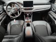 ✅ 2024 Jeep Compass Latitude • VIN: 3C4NJDBN9RT604147 • Lot: 93707375. Wystawiony na Copart z przebiegiem 44 180 mil. Bezpłatny archiwum sprzedaży aukcyjnych z USA i szczegółowy raport historii pojazdu na DreamBid. Zdjęcie 8.