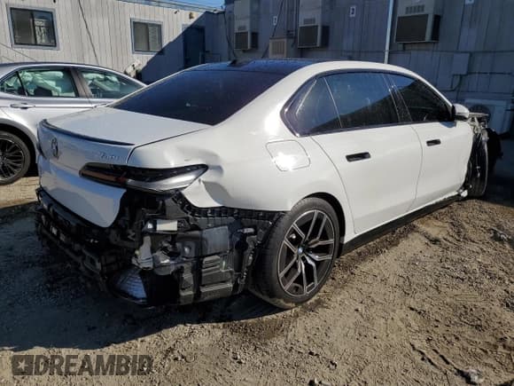 ✅ 2023 BMW 7 Series 740i • VIN: WBA23EH01PCM32913 • Лот: 92043315. Опубликован ранее на Copart с пробегом 29 713 миль. Бесплатный доступ к архиву аукционных продаж из США и подробный отчёт об истории автомобиля на DreamBid. Изображение 3.