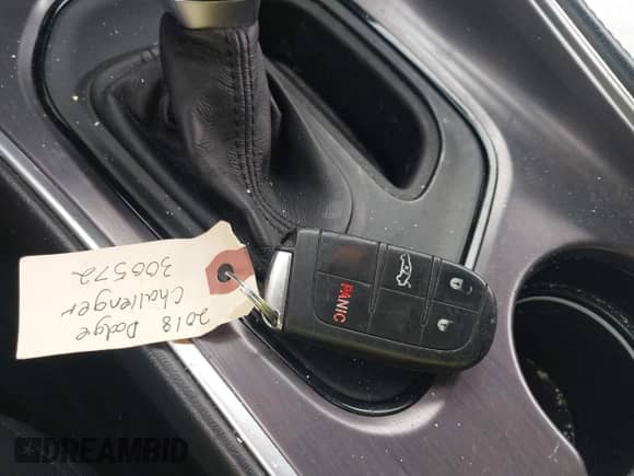 2018 Dodge Challenger R/T z VIN 2C3CDZBT0JH300572, wystawiony jako IAAI lot #43104545 z przebiegiem 83 644 mil mil oraz . Historia ofert i sprzedaży dostępna na DreamBid. Obrazek 11.