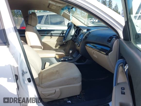 ✅ 2011 Kia Sorento LX • VIN: 5XYKT4A26BG112001 • Lot: 43667984. Listed on IAAI with 211,049 mi. Free auction sales archive from the USA and detailed vehicle history report at DreamBid. Image 5.
