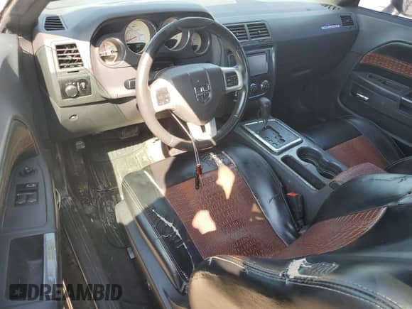 2013 Dodge Challenger SXT z VIN 2C3CDYAG8DH645898, wystawiony jako Copart lot #76301874 z przebiegiem 192 103 mil mil oraz Szkoda całkowita • Salvage title. Historia ofert i sprzedaży dostępna na DreamBid. Obrazek 8.