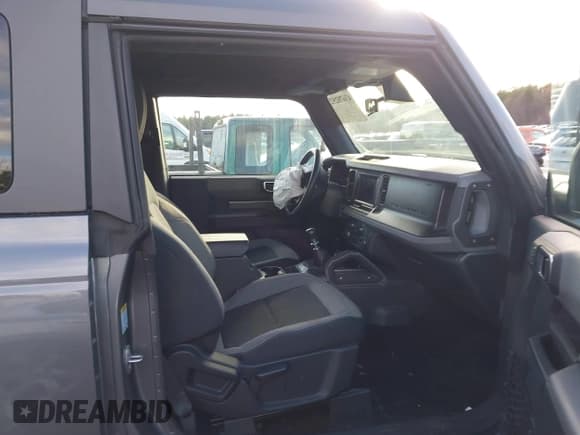 ✅ 2023 Ford Bronco • VIN: 1FMDE5AH8PLB24736 • Lot: 43678252. Wystawiony na IAAI z przebiegiem 21 003 mil. Bezpłatny archiwum sprzedaży aukcyjnych z USA i szczegółowy raport historii pojazdu na DreamBid. Zdjęcie 5.