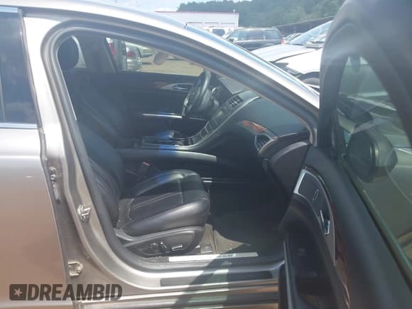 ✅ 2016 Lincoln MKZ Hybrid • VIN: 3LN6L2LU3GR633819 • Lot: 43009523. Wystawiony na IAAI z przebiegiem 263 758 mil. Bezpłatny archiwum sprzedaży aukcyjnych z USA i szczegółowy raport historii pojazdu na DreamBid. Zdjęcie 5.