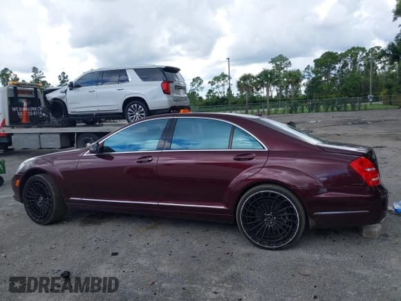 ✅ 2011 Mercedes-Benz S 550 • VIN: WDDNG8GBXBA377669 • Lot: 43324448. Wystawiony na IAAI z przebiegiem 109 925 mil. Bezpłatny archiwum sprzedaży aukcyjnych z USA i szczegółowy raport historii pojazdu na DreamBid. Zdjęcie 14.