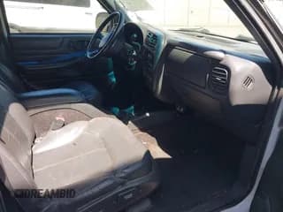 ✅ 2001 Chevrolet Blazer LT • VIN: 1GNCS13W412187723 • Lot: 42189626. Wystawiony na IAAI z przebiegiem 223 332 mil. Bezpłatny archiwum sprzedaży aukcyjnych z USA i szczegółowy raport historii pojazdu na DreamBid. Zdjęcie 5.