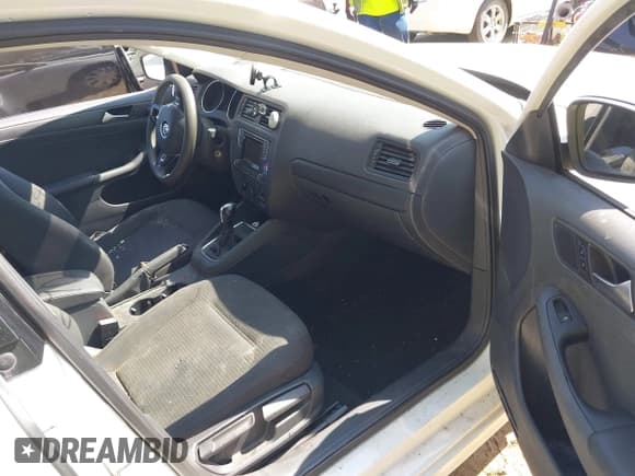 ✅ 2016 Volkswagen Jetta S • VIN: 3VW267AJ9GM415247 • Lot: 43212901. Wystawiony na IAAI z przebiegiem Nie podano. Bezpłatny archiwum sprzedaży aukcyjnych z USA i szczegółowy raport historii pojazdu na DreamBid. Zdjęcie 5.