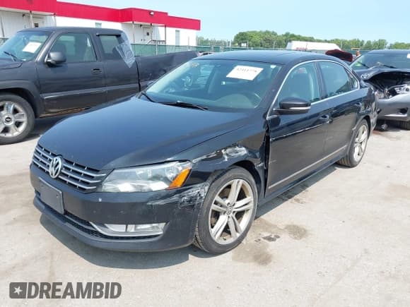 ✅ 2015 Volkswagen Passat SEL Premium • VIN: 1VWCV7A3XFC004092 • Лот: 42411778. Опубликован ранее на IAAI с пробегом 286 891 миль. Бесплатный доступ к архиву аукционных продаж из США и подробный отчёт об истории автомобиля на DreamBid. Изображение 18.