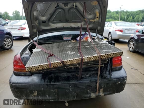 ✅ 2000 Ford Crown Victoria • VIN: 2FAFP73W9YX211814 • Lot: 83320894. Wystawiony na Copart z przebiegiem 199 484 mil. Bezpłatny archiwum sprzedaży aukcyjnych z USA i szczegółowy raport historii pojazdu na DreamBid. Zdjęcie 6.