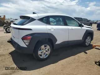 2025 Hyundai Kona SE z VIN KM8HACAB4SU236577, wystawiony jako Copart lot #60651315 z przebiegiem 5 531 mil mil oraz Szkoda całkowita • Salvage title. Historia ofert i sprzedaży dostępna na DreamBid. Obrazek 3.