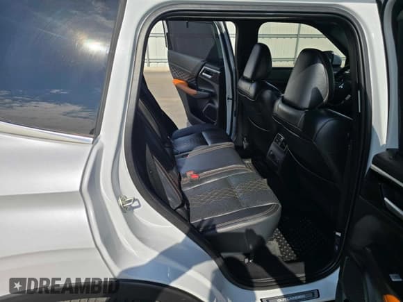 ✅ 2022 Mitsubishi Outlander SEL • VIN: JA4J4VA81NZ091481 • Лот: 70308955. Опубликован ранее на Copart с пробегом 42 985 миль. Бесплатный доступ к архиву аукционных продаж из США и подробный отчёт об истории автомобиля на DreamBid. Изображение 6.