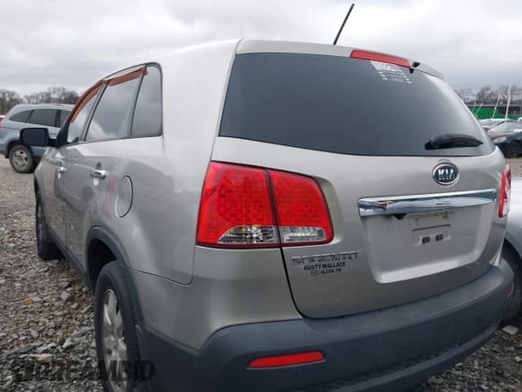 ✅ 2013 Kia Sorento LX • VIN: 5XYKT4A12DG405954 • Lot: 43764807. Listed on IAAI with 306,849 mi. Free auction sales archive from the USA and detailed vehicle history report at DreamBid. Image 3.