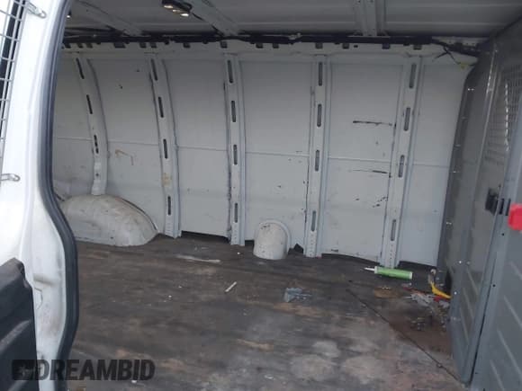 ✅ 2011 Ford Econoline Cargo Commercial • VIN: 1FTNE2EW9BDB24182 • Lot: 43510267. Wystawiony na IAAI z przebiegiem 202 227 mil. Bezpłatny archiwum sprzedaży aukcyjnych z USA i szczegółowy raport historii pojazdu na DreamBid. Zdjęcie 8.