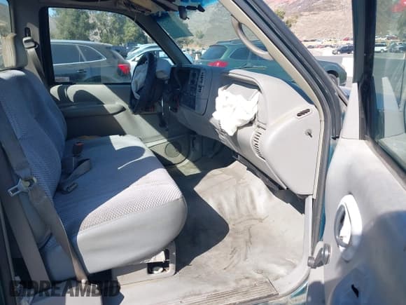 ✅ 1997 Chevrolet Silverado 1500 • VIN: 1GCEC14W3VZ100369 • Lot: 43208475. Wystawiony na IAAI z przebiegiem 101 950 mil. Bezpłatny archiwum sprzedaży aukcyjnych z USA i szczegółowy raport historii pojazdu na DreamBid. Zdjęcie 5.