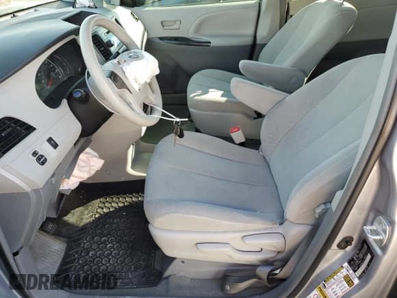 ✅ 2012 Toyota Sienna • VIN: 5TDZK3DC0CS233658 • Лот: 82116745. Опубликован ранее на Copart с пробегом 197 533 миль. Бесплатный доступ к архиву аукционных продаж из США и подробный отчёт об истории автомобиля на DreamBid. Изображение 7.