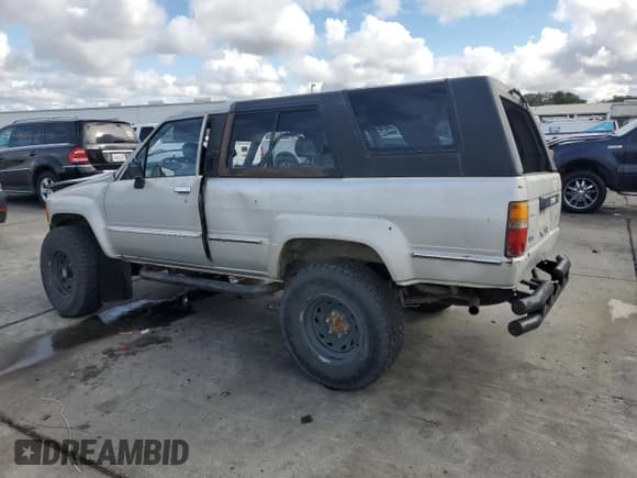 ✅ 1987 Toyota 4Runner • VIN: JT4RN62D0H0159821 • Lot: 82472415. Wystawiony na Copart z przebiegiem 273 810 mil. Bezpłatny archiwum sprzedaży aukcyjnych z USA i szczegółowy raport historii pojazdu na DreamBid. Zdjęcie 2.