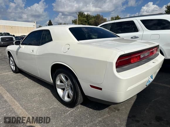 ✅ 2009 Dodge Challenger SE • VIN: 2B3LJ44VX9H623305 • Lot: 77859084. Wystawiony na Copart z przebiegiem 137 341 mil. Bezpłatny archiwum sprzedaży aukcyjnych z USA i szczegółowy raport historii pojazdu na DreamBid. Zdjęcie 3.