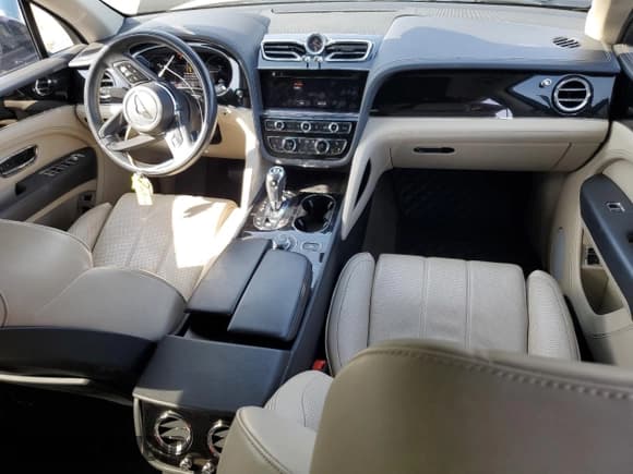 ✅ 2022 Bentley Bentayga V8 • VIN: SJAAM2ZV1NC013706 • Lot: 45770805. Wystawiony na Copart z przebiegiem 57 081 mil. Bezpłatny archiwum sprzedaży aukcyjnych z USA i szczegółowy raport historii pojazdu na DreamBid. Zdjęcie 8.