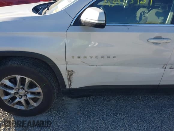 ✅ 2018 Chevrolet Traverse LT Cloth • VIN: 1GNEVGKW3JJ145795 • Lot: 43463439. Wystawiony na IAAI z przebiegiem 105 619 mil. Bezpłatny archiwum sprzedaży aukcyjnych z USA i szczegółowy raport historii pojazdu na DreamBid. Zdjęcie 18.