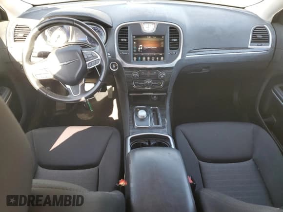 ✅ 2019 Chrysler 300 Touring • VIN: 2C3CCAAG3KH733362 • Lot: 89728885. Wystawiony na Copart z przebiegiem 118 532 mil. Bezpłatny archiwum sprzedaży aukcyjnych z USA i szczegółowy raport historii pojazdu na DreamBid. Zdjęcie 8.