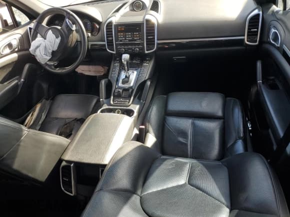 ✅ 2014 Porsche Cayenne S • VIN: WP1AB2A28ELA56170 • Lot: 90845585. Listed on Copart with 177,461 mi. Free auction sales archive from the USA and detailed vehicle history report at DreamBid. Image 8.