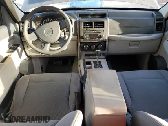 ✅ 2008 Jeep Liberty Sport • VIN: 1J8GP28K68W153043 • Lot: 84643805. Wystawiony na Copart z przebiegiem 175 513 mil. Bezpłatny archiwum sprzedaży aukcyjnych z USA i szczegółowy raport historii pojazdu na DreamBid. Zdjęcie 8.