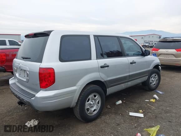 ✅ 2004 Honda Pilot LX • VIN: 2HKYF18114H524383 • Lot: 43581443. Wystawiony na IAAI z przebiegiem 195 983 mil. Bezpłatny archiwum sprzedaży aukcyjnych z USA i szczegółowy raport historii pojazdu na DreamBid. Zdjęcie 4.