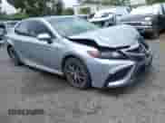 2022 Toyota Camry SE z VIN 4T1T11AK6NU643562, wystawiony jako IAAI lot #42478394 z przebiegiem 27 570 mil mil oraz . Historia ofert i sprzedaży dostępna na DreamBid. Obrazek 1.