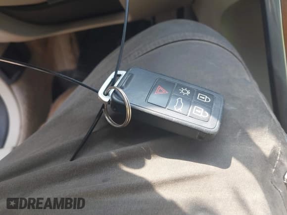 ✅ 2015 Volvo XC60 T6 • VIN: YV4902RK7F2707839 • Lot: 42662324. Wystawiony na IAAI z przebiegiem 78 877 mil. Bezpłatny archiwum sprzedaży aukcyjnych z USA i szczegółowy raport historii pojazdu na DreamBid. Zdjęcie 11.