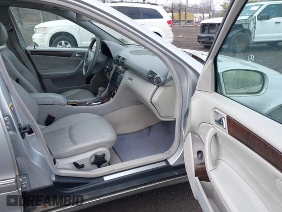 ✅ 2005 Mercedes-Benz C 240 • VIN: WDBRF81J85F682852 • Lot: 41928945. Wystawiony na IAAI z przebiegiem 106 981 mil. Bezpłatny archiwum sprzedaży aukcyjnych z USA i szczegółowy raport historii pojazdu na DreamBid. Zdjęcie 5.