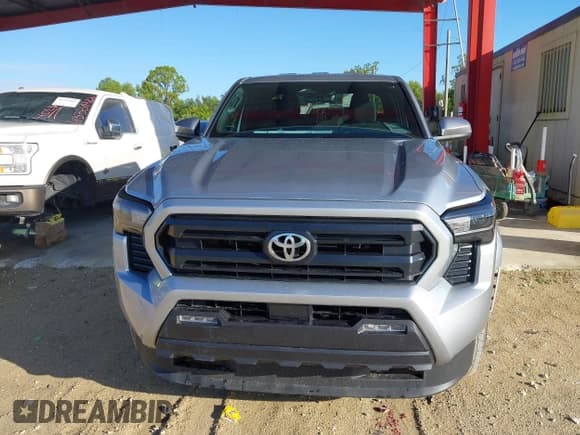 ✅ 2025 Toyota Tacoma SR5 • VIN: 3TYKB5FN1ST022435 • Lot: 43515823. Wystawiony na IAAI z przebiegiem 1 194 mil. Bezpłatny archiwum sprzedaży aukcyjnych z USA i szczegółowy raport historii pojazdu na DreamBid. Zdjęcie 12.